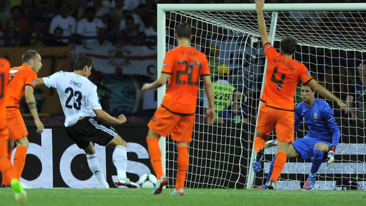 Gomez schiet de 0-1 binnen (Foto: ANP