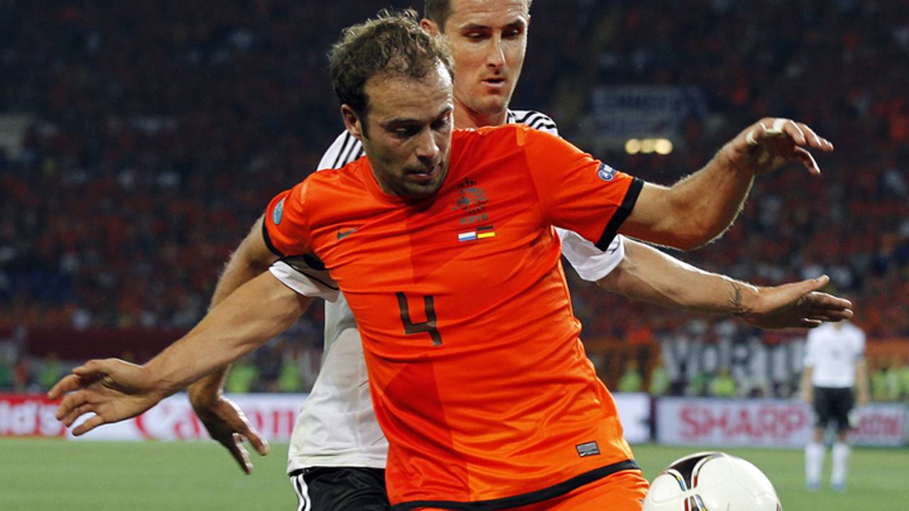 Mathijsen in duel met Klose (foto: ANP)