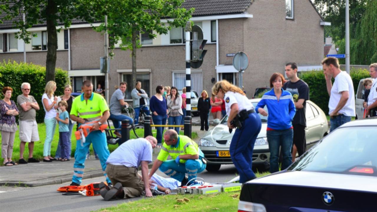 Ambulancepersoneel verleent eerste hulp aan skeelerend meisje (Foto: Jack Brekelmans / JV Media)