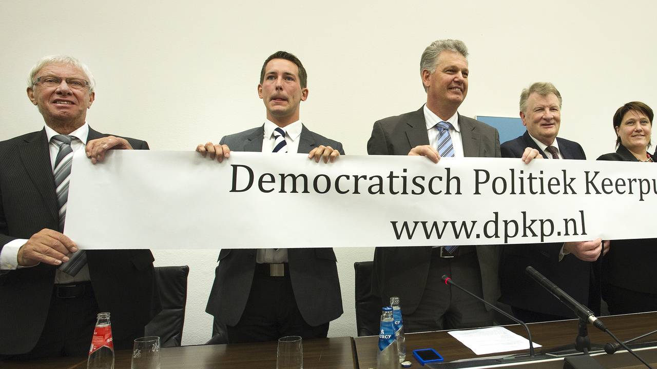 Rudy Reker (uiterst links) en Theo Reijnen (geheel rechts) ijdens de presentatie dinsdag.