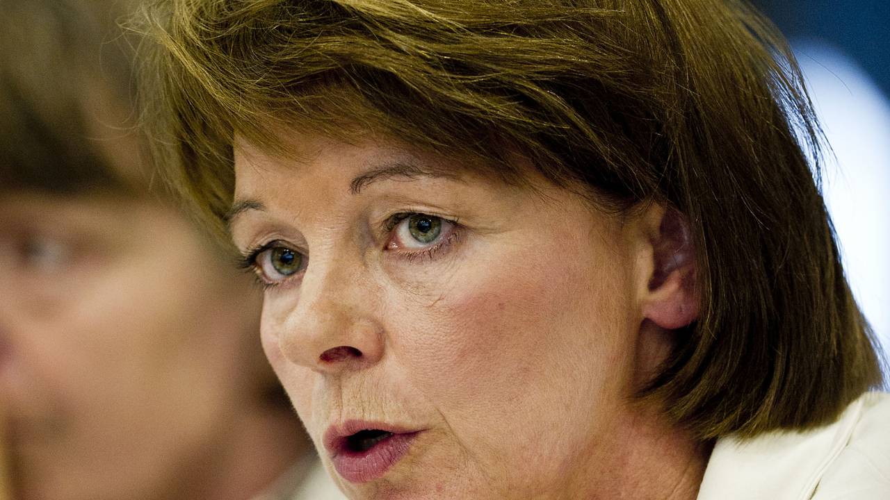 Elly Blanksma gaat met haar buren in gesprek. (Foto: ANP)