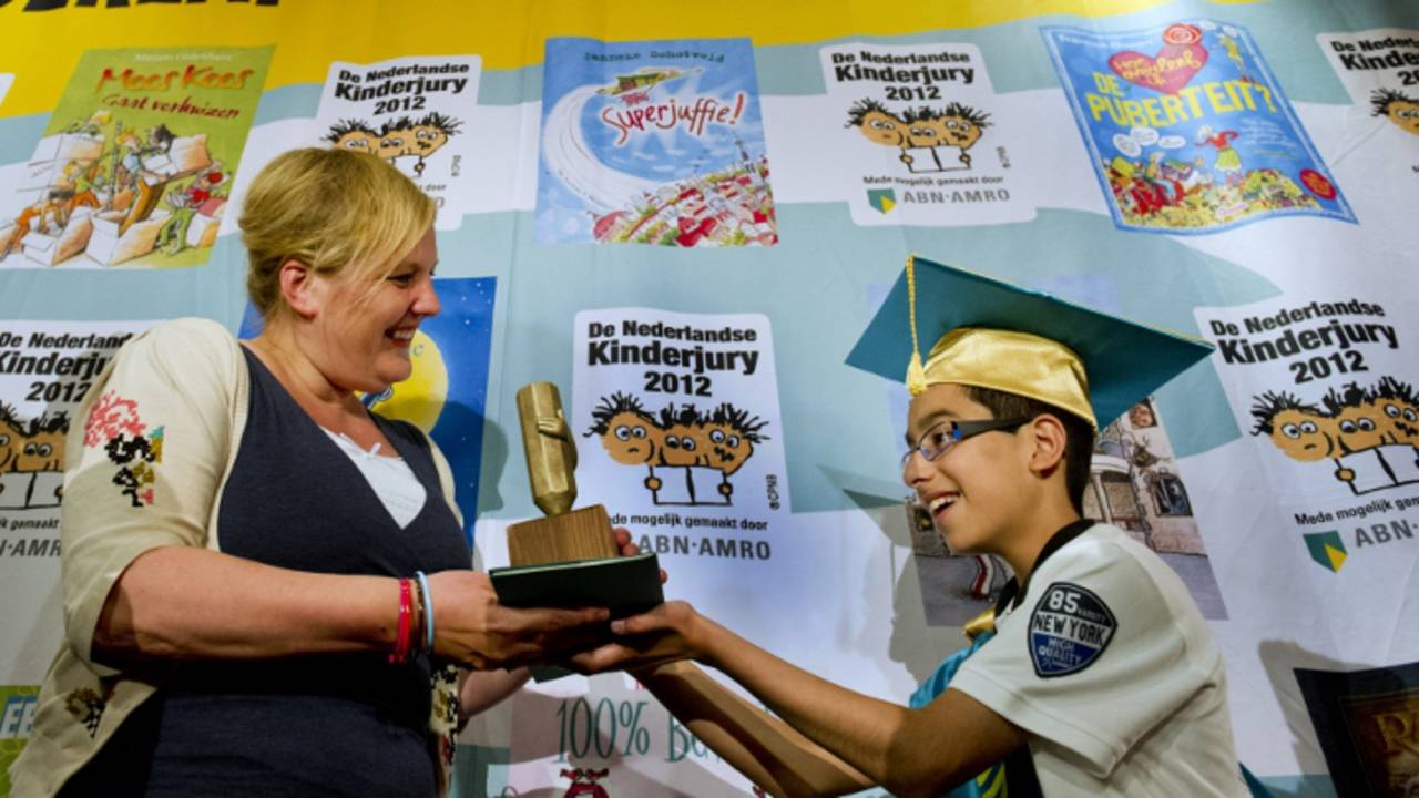 Manon Sikkel ontvangt de prijs in Amsterdam (foto: ANP).