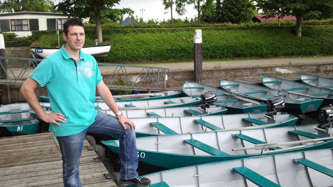 Tony van den Diepstraten bij zijn motorboten (Foto: Marijke Verhulst)