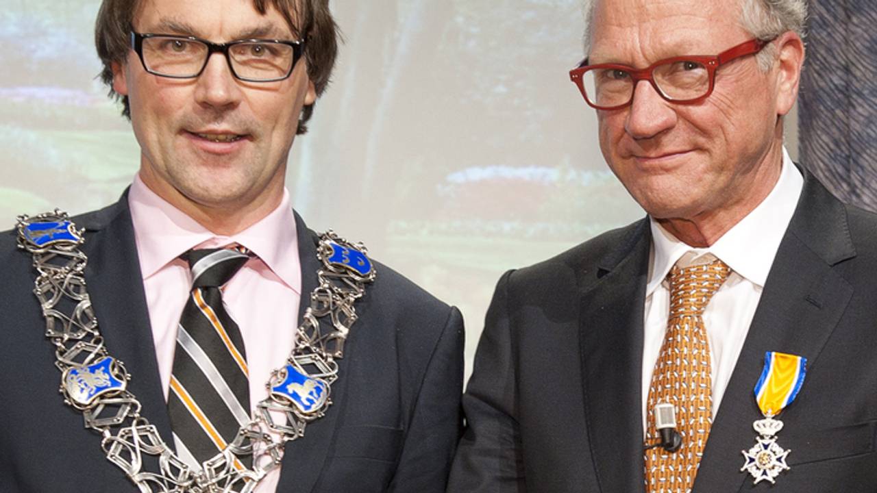 Willem van der Ham (rechts) ontvangt koninklijke onderscheiding