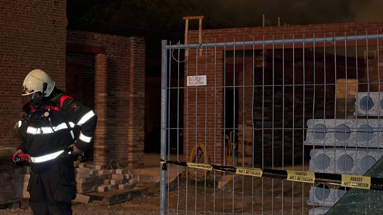 Mogelijk asbest vrijgekomen. (Foto: Marco Verhage/SQ Vision)