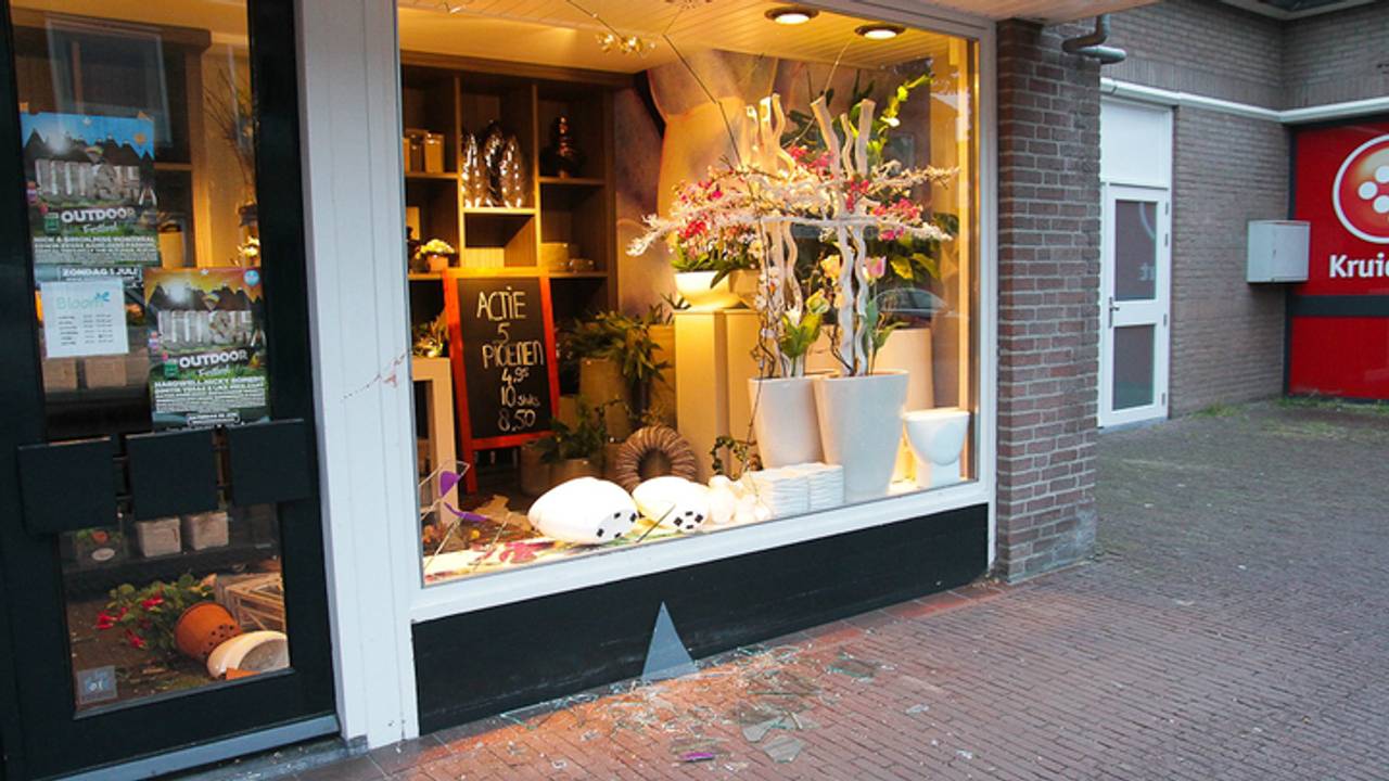 Chaos in bloemenwinkel (Foto: Harrie Grijseels/SQ Vision)