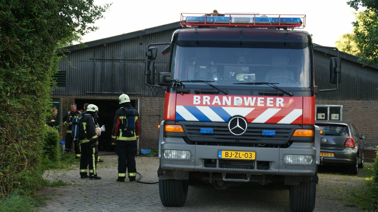 De brandweer maakt schoon (foto: Martijn van Bijnen/FPMB)