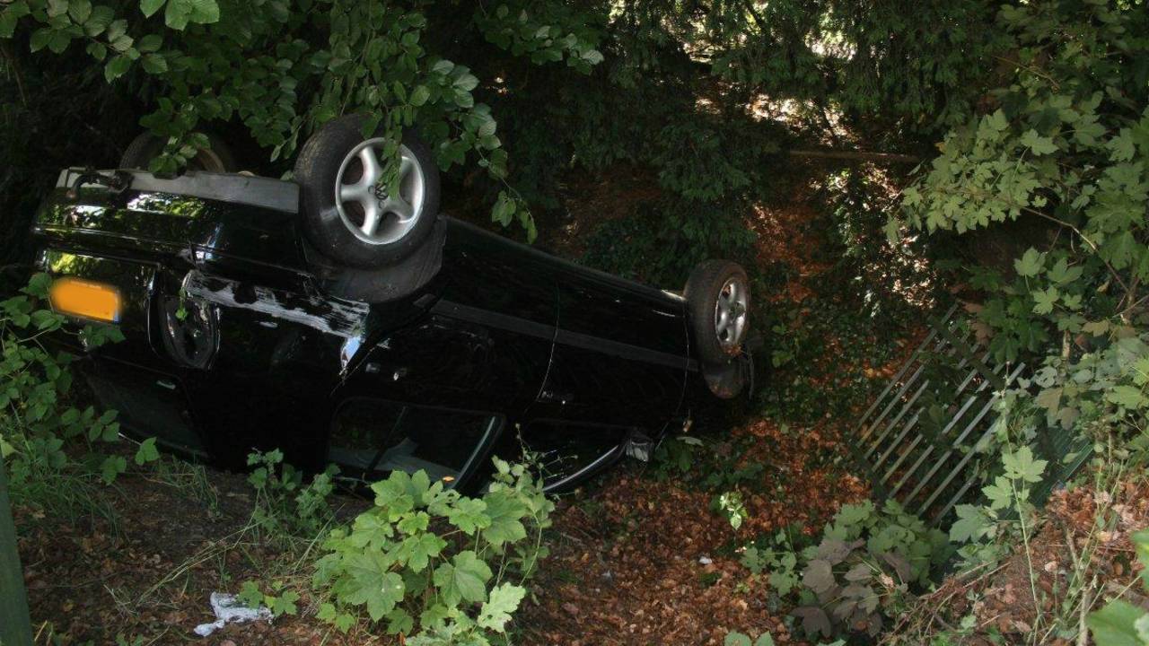 Ongeluk Vught, auto ondersteboven (Foto: Bart Meesters/Meesters Multi Media)