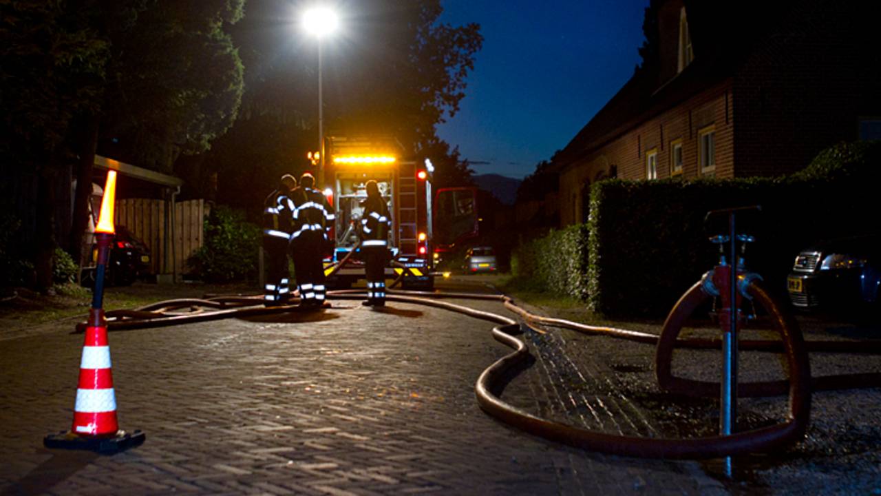 Brandweer spoelt het riool (Foto: Sander van Gils/SQ Vision)