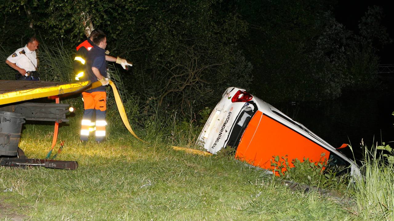 Auto raakt in sloot Wernhout. (Foto: Remco de Ruijter/De Ruijter Fotografie)