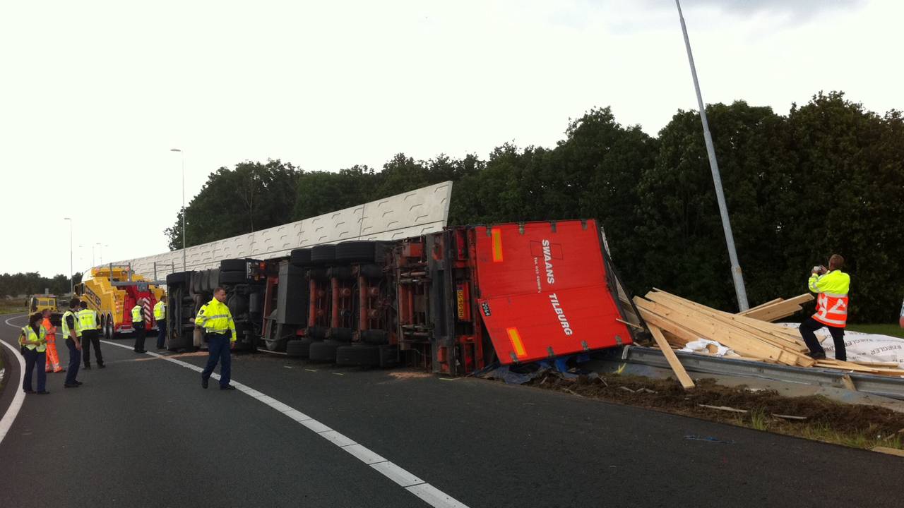 Verbindingsweg uren afgesloten (Foto: Bart Meesters/Meesters Multimedia)