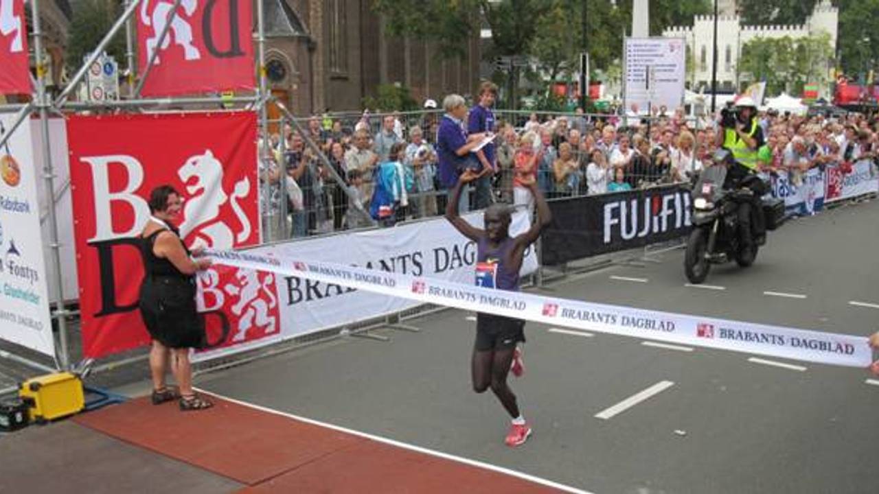 Philemon Rono komt over de finish.