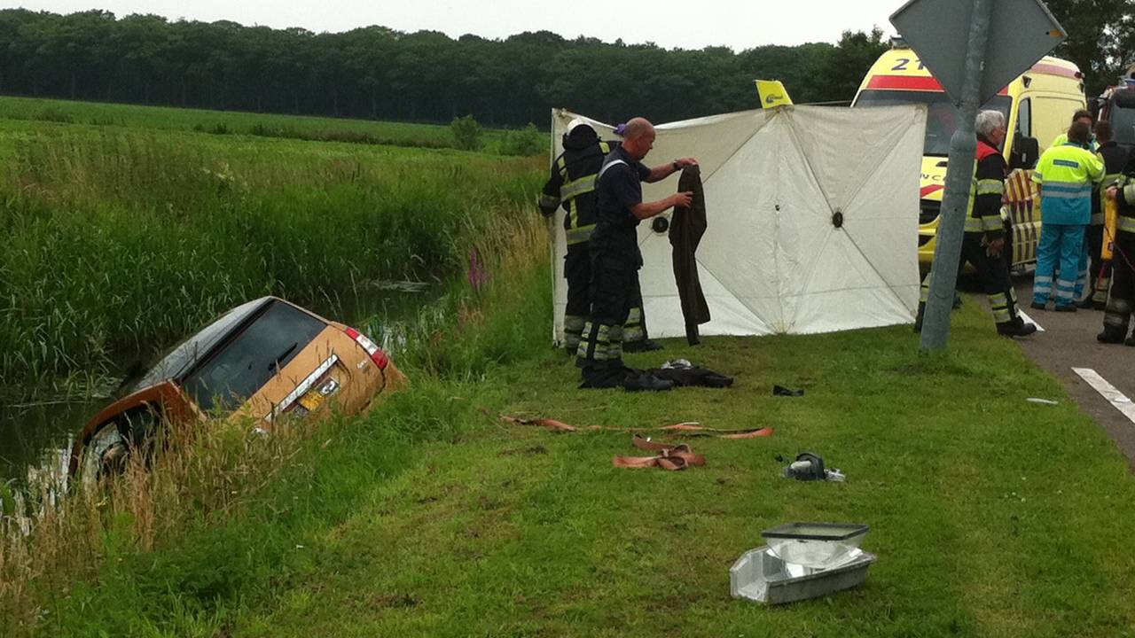 De auto kwam terecht in een sloot.
