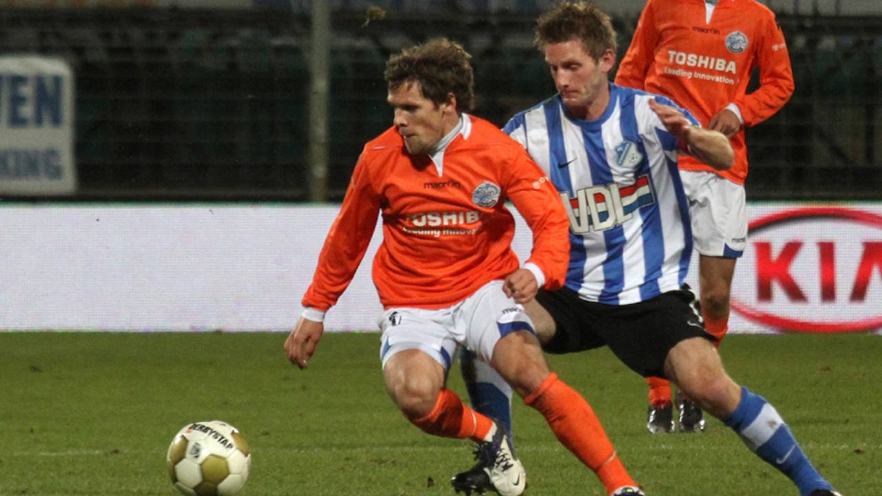 Jens van Son (rechts) in duel met Bart van Brakel.