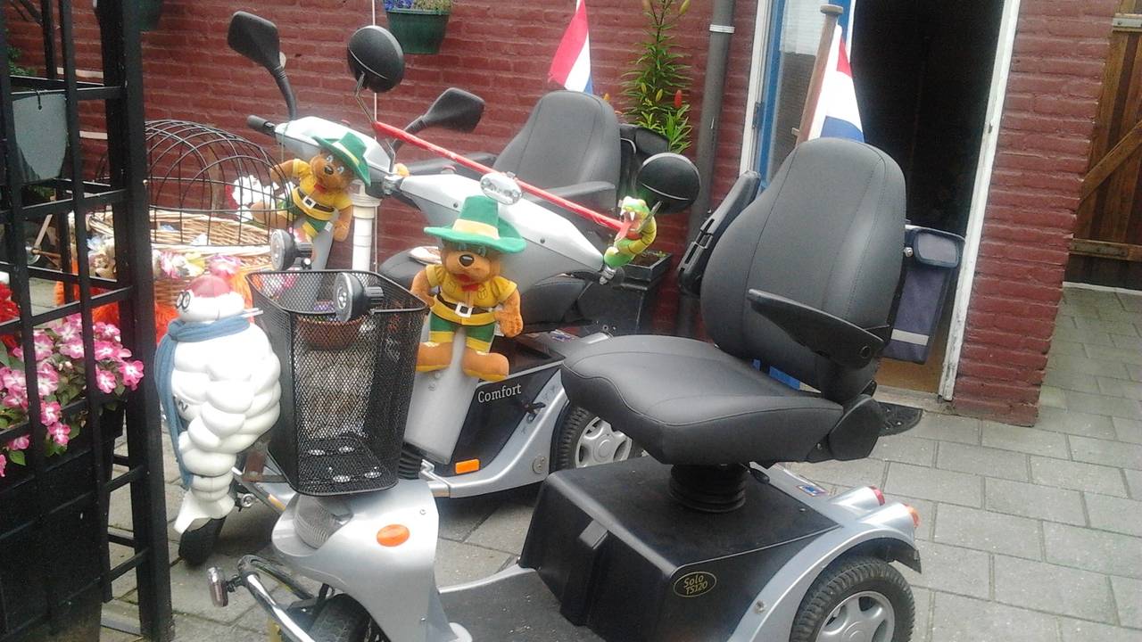 Op deze scootmobielen wappert straks een Brabantse vlag