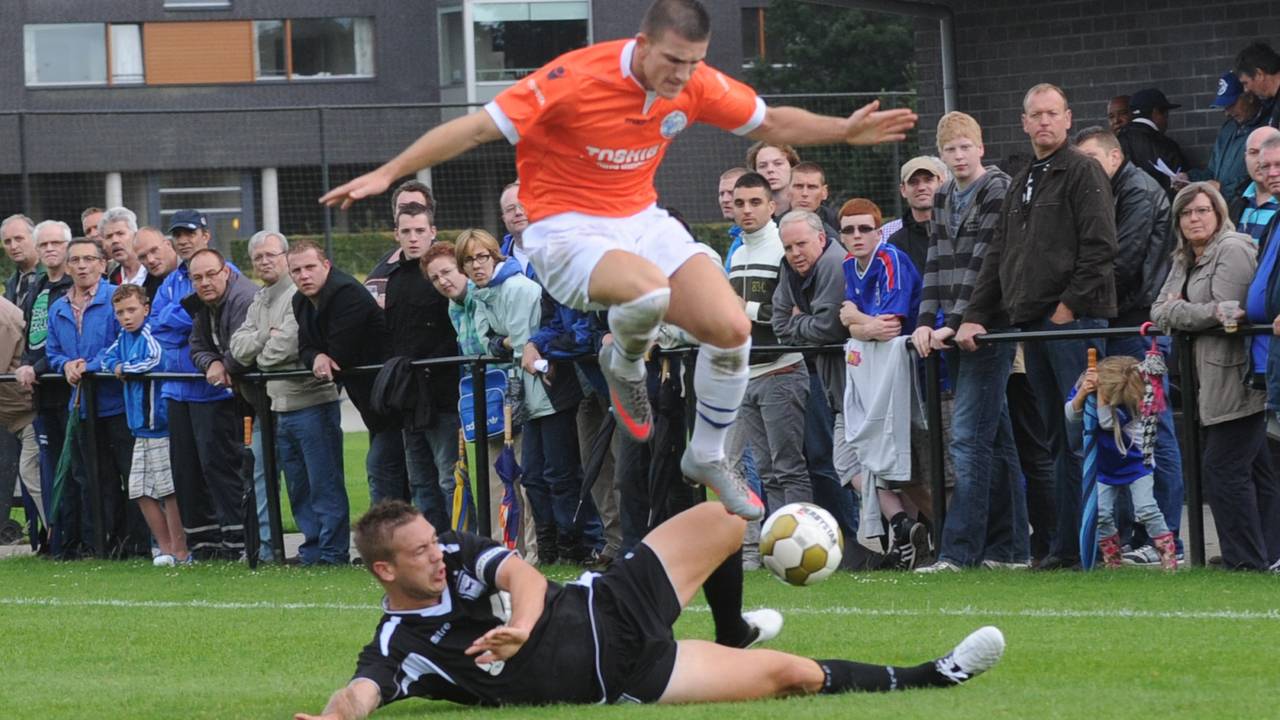 Randy Wolters ontwijkt een sliding (foto: Henk van Esch)