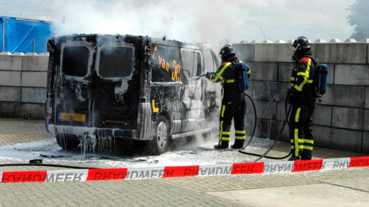 Bus vatte vlam op bedrijventerrein (foto: Toby de Kort / Meesters Multi Media)