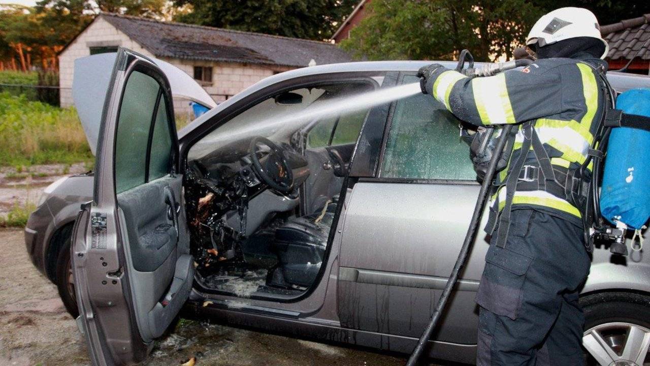 Autobrand in de Brugstraat Vinkel. (Foto: Bart Meesters/Meesters Multi Media)
