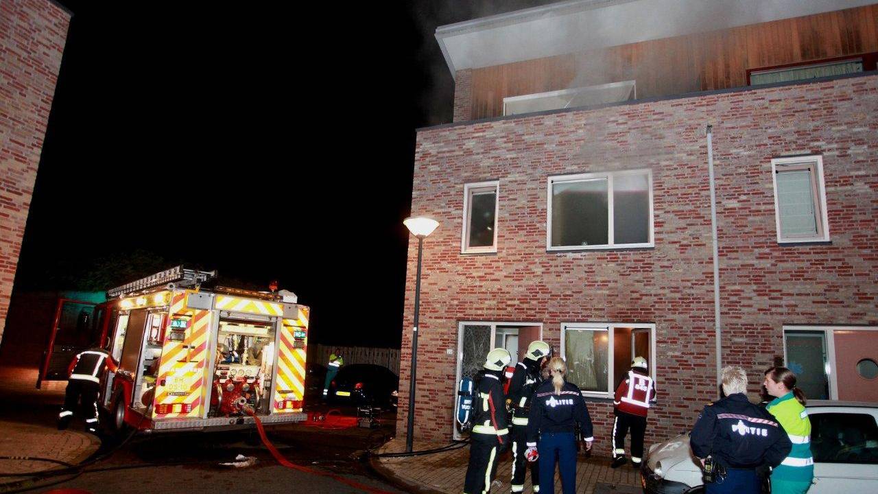 Veel rookontwikkeling bij de woningbrand (Foto: Bart Meesters/Meesters Multimedia)