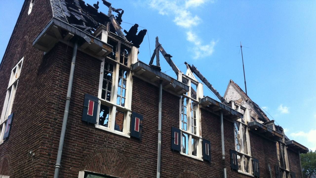 Het afgebrande gemeentehuis in 2012