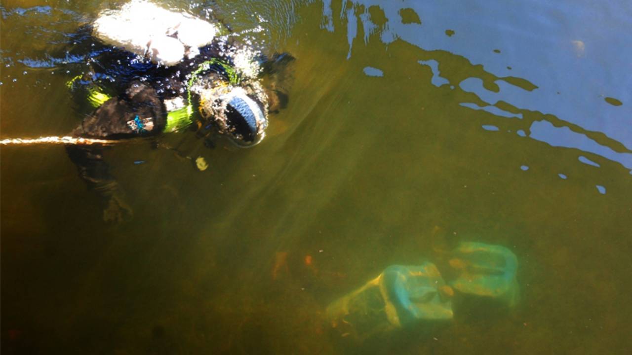 Duiker vindt jerrycans in Eindhovens Kanaal (Sem van Rijsel / SQ Vision Mediaprodukties)
