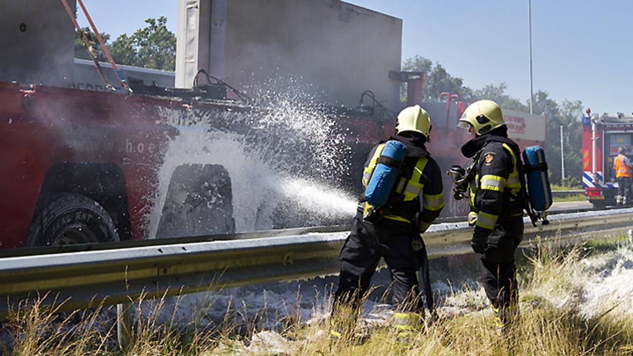 De brandweer blust het vuur (Foto: Sander van Gils/SQ Vision)