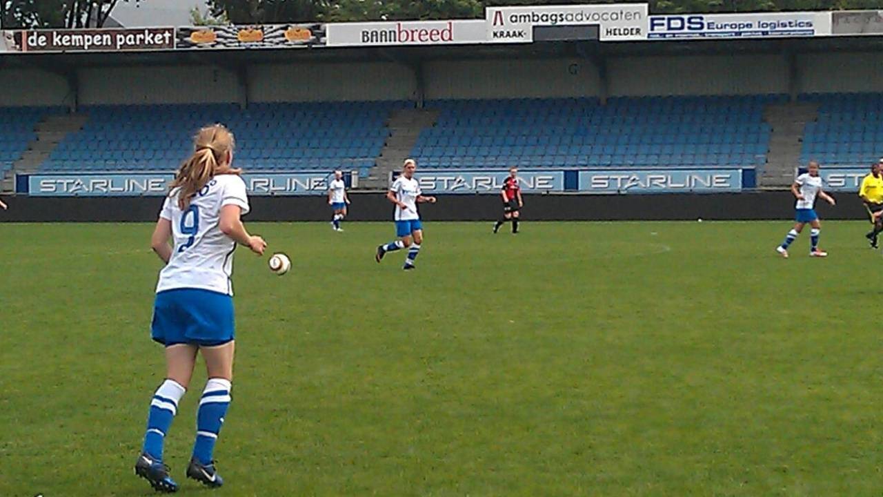 Mauri van de Wetering (met nummer 9) krijgt de bal.