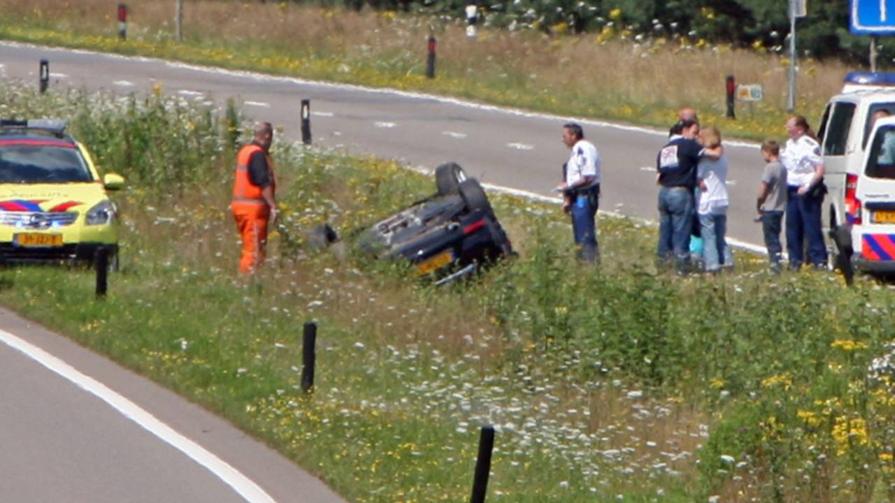 Auto over de kop bij afslag Efteling (foto: Erik Haverhals / FPMB)