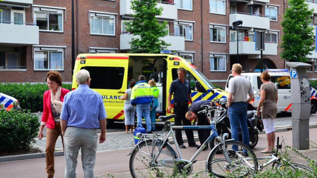 Vader en zoon op scooter geraakt door auto (foto: Jack Brekelmans / JV Media)