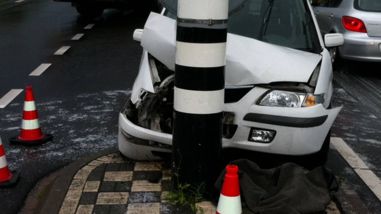 Auto vol op ANWB-paal (foto: Sander van Gils / SQ Vision)