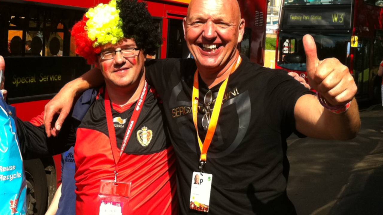 De Belgische fan met verslagggever Rob Bartol