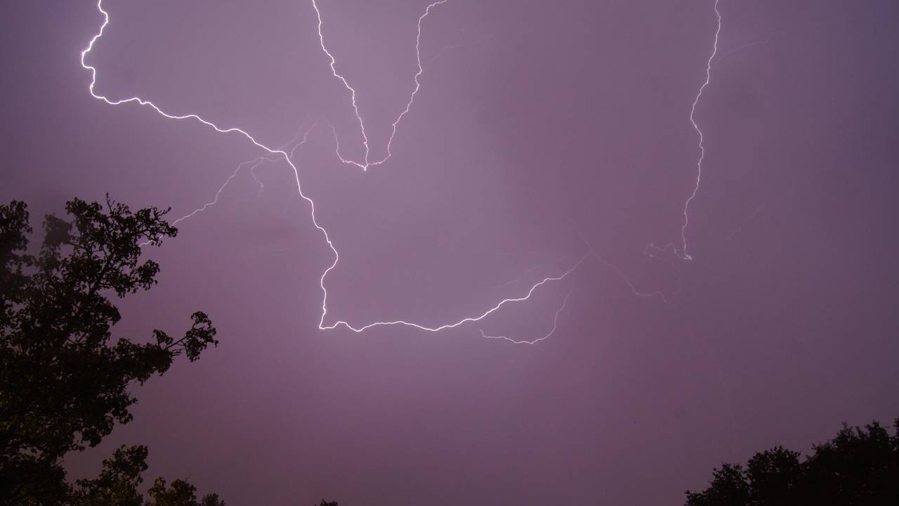 Het KNMI geeft code geel af. (Archieffoto: Johan van de Ven)