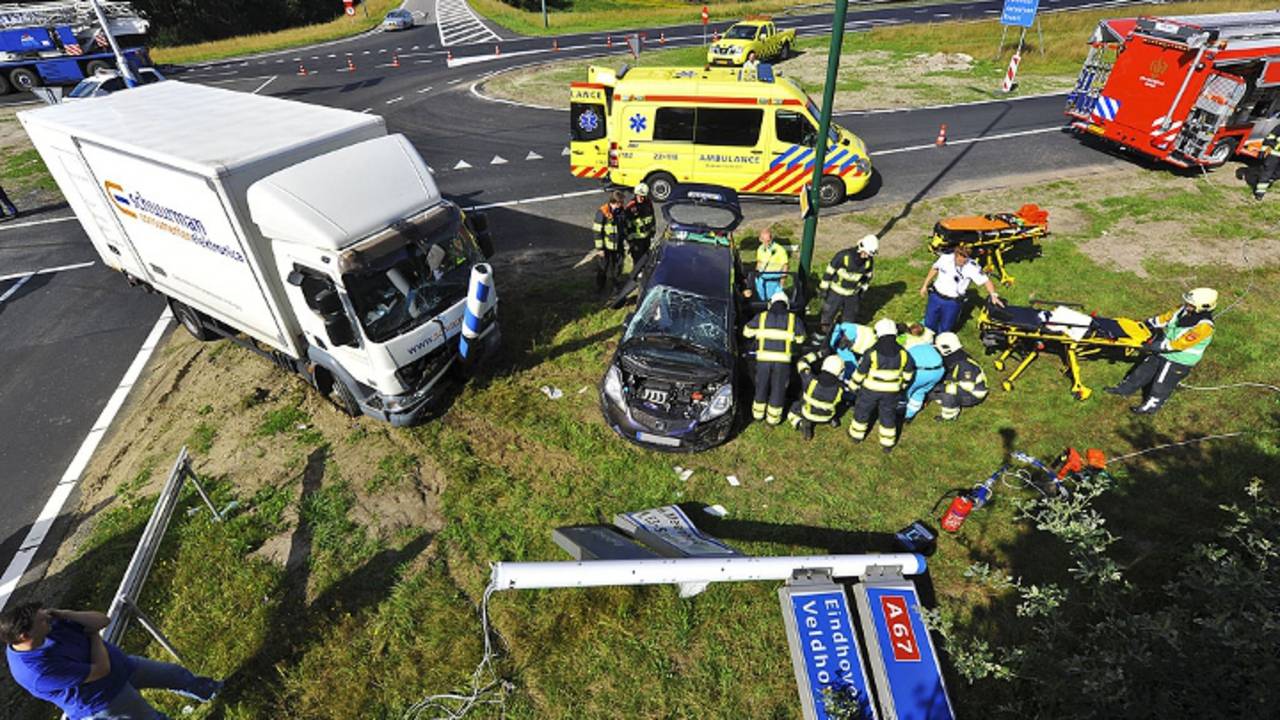 Twee gewonden bij aanrijding (foto: Rico Vogels / SQ Vision Mediaprodukties)