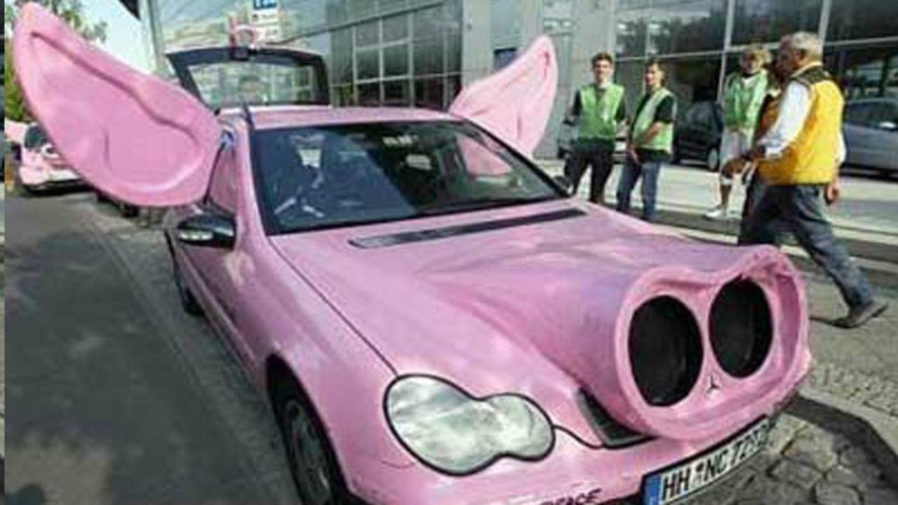 Dienstauto in de vorm van een varken (Bron: Ajaxfanzone.nl)