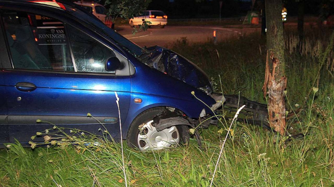 Vrouw rijdt tegen boom (foto: Harrie Grijsels / SQ Vision Meidaprodukties)