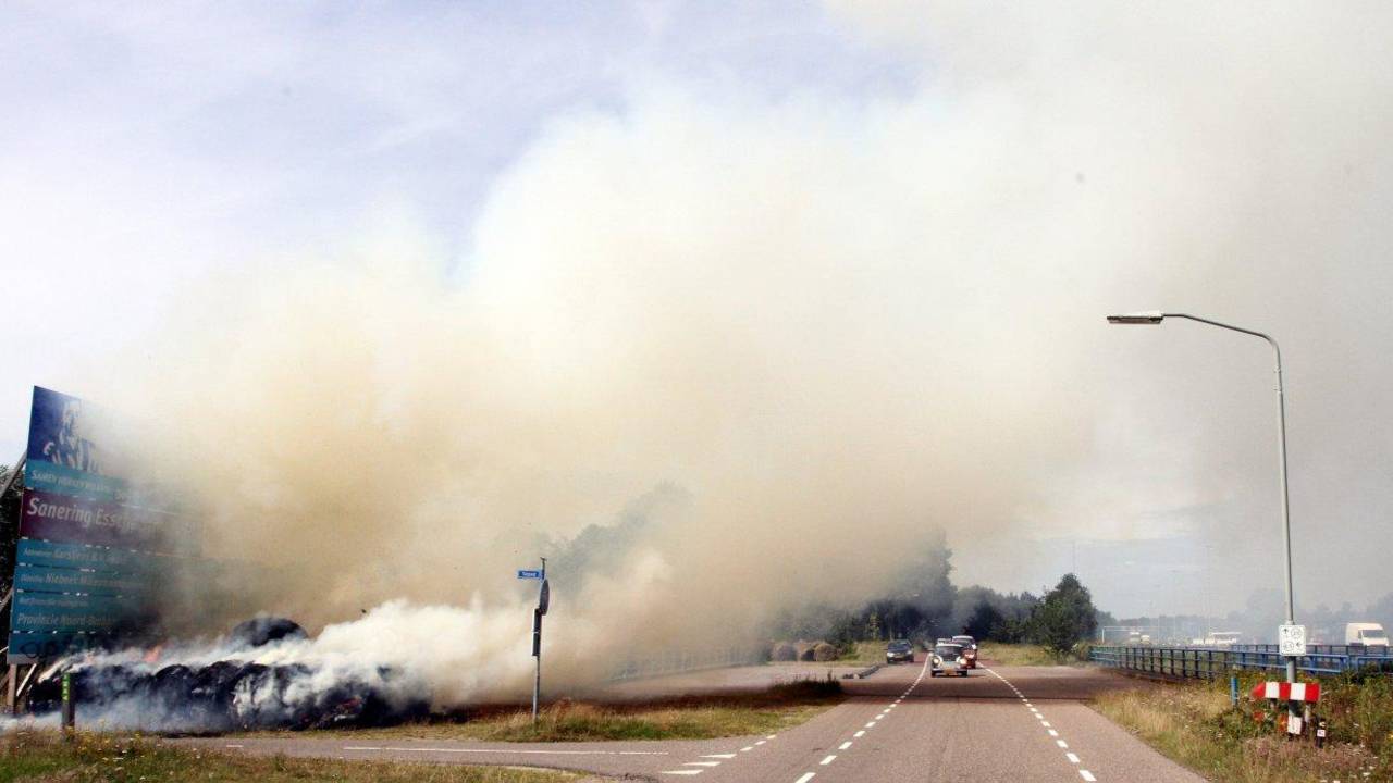 Hooibalen in brand langs snelweg A2 (foto: Bart Meesters)