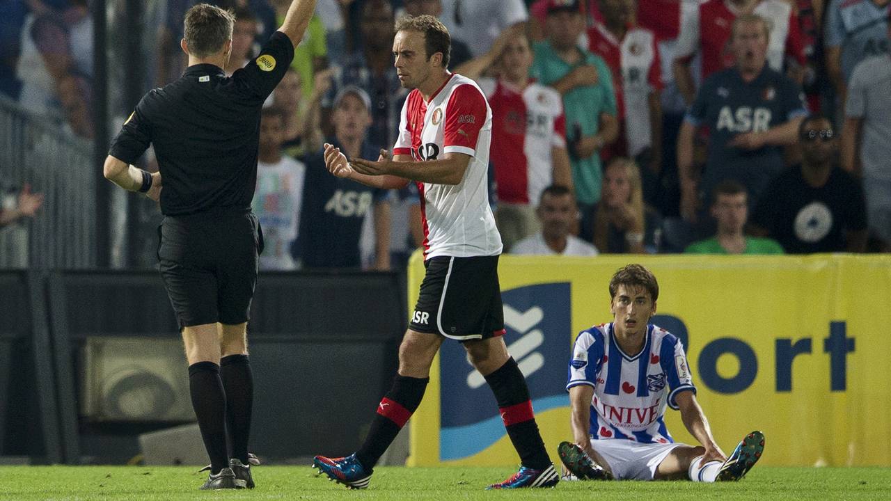 Mathijsen baalt van zijn rode kaart (foto: ANP).