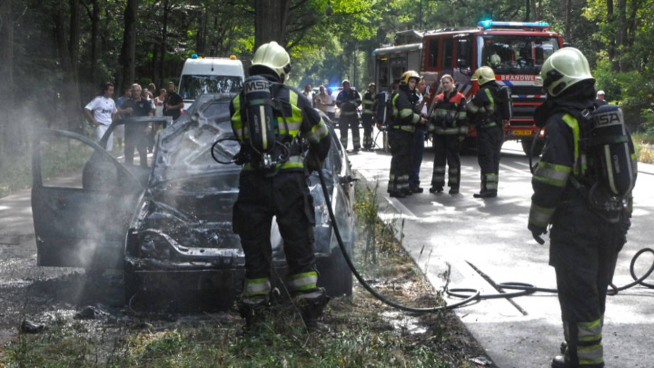 Auto volledig uitgebrand (foto: Sem van Rijssel / SQ Vision Mediaprodukties)
