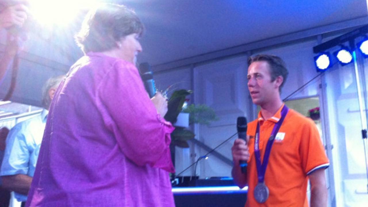 Maikel van der Vleuten wordt toegesproken door de burgemeester