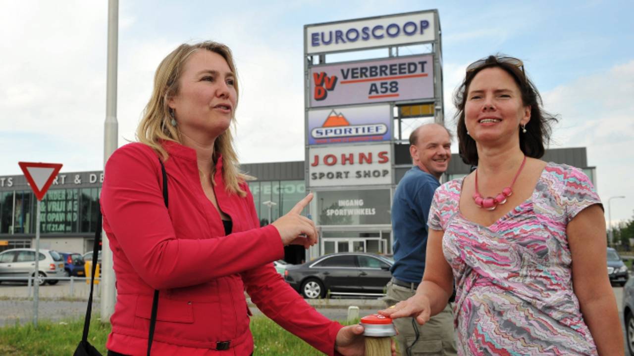 Melanie Schultz (links) denkt na over A58 en A67