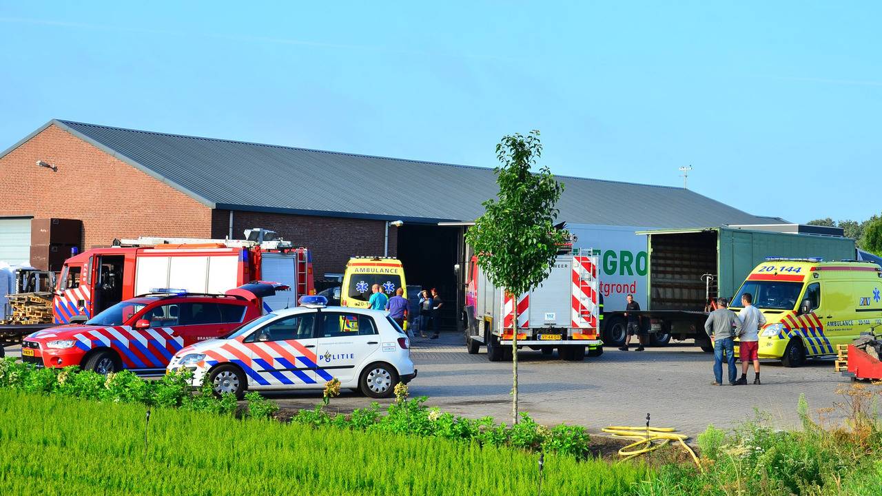 De man raakte bekneld onder een lading verpakte potgrond (foto: Erwin Kooij / JV Media).