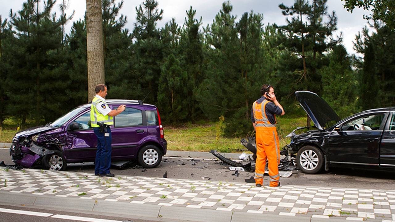 Botsing tussen personenauto's Best. (Foto: Sander van Gils/SQ Vision)