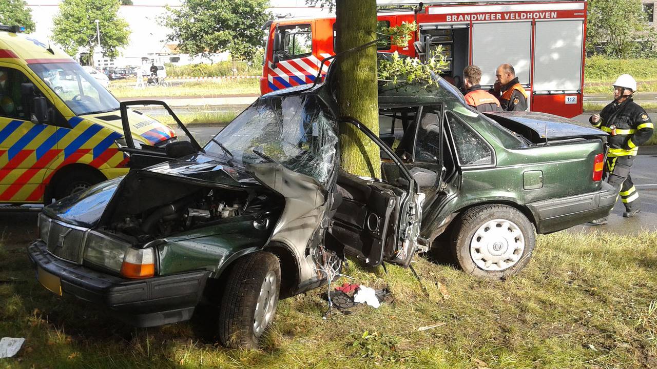 De totaal vernielde auto na het ongeluk (foto: Rico Vogels/SQ Vision)