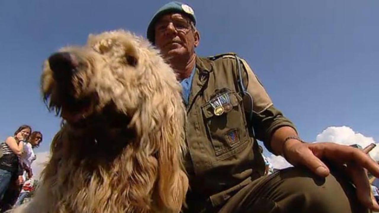 John Kunstman met hulphond Teddy (Foto: NOS)
