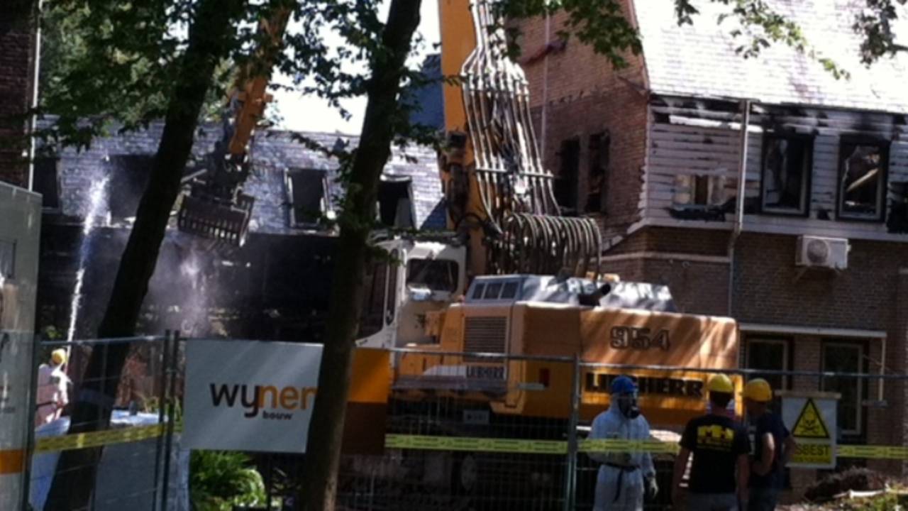 De sloop van het gemeentehuis is in volle gang.