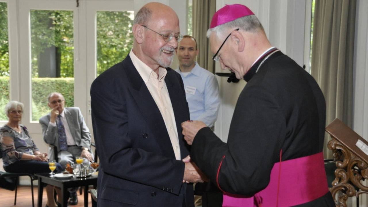Ed Arons krijgt onderscheiding (foto: Jan Peeters)