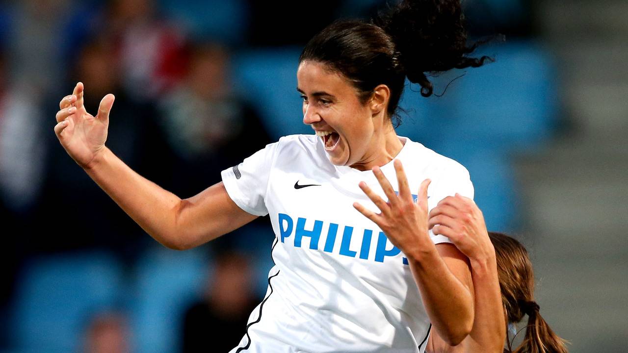 Manon van den Boogaard viert haar doelpunt (foto: Pics United)