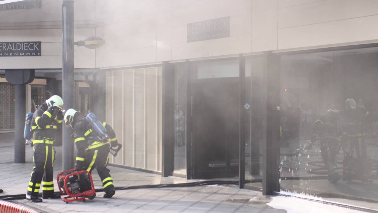 Brand bij kledingszaak (foto: Fons Hendriks / Meesters Multi Media)