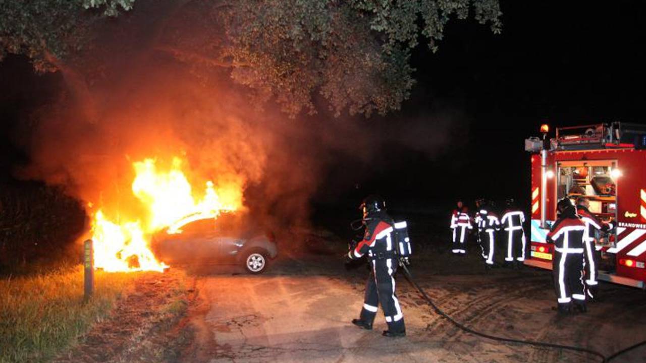 Auto volledig uitgebrand (foto: Jeroen Stuve / Mainstay Media Breda)