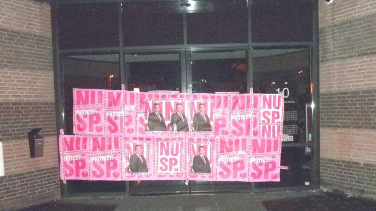 De ingang van het stadskantoor lag vol posters